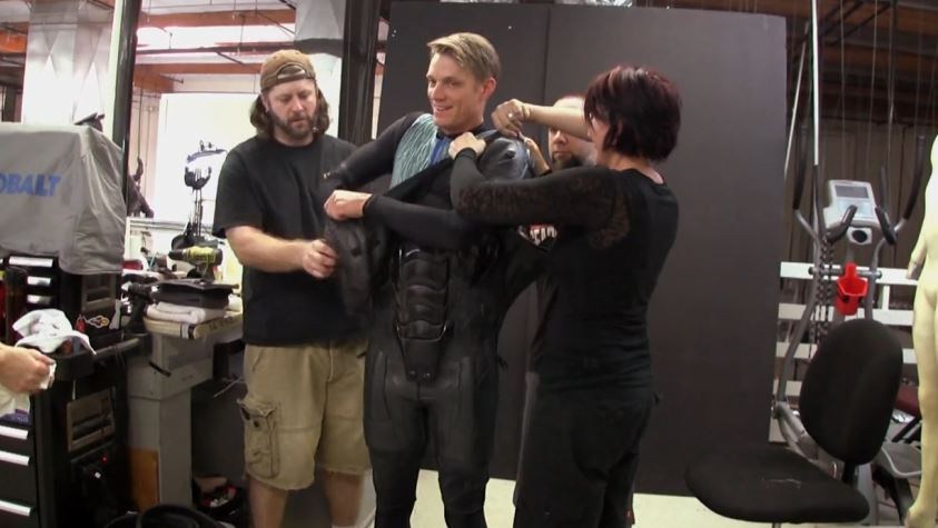 Getting Ready For The Life Of RoboCop : Joel Kinnaman Behind the Scenes