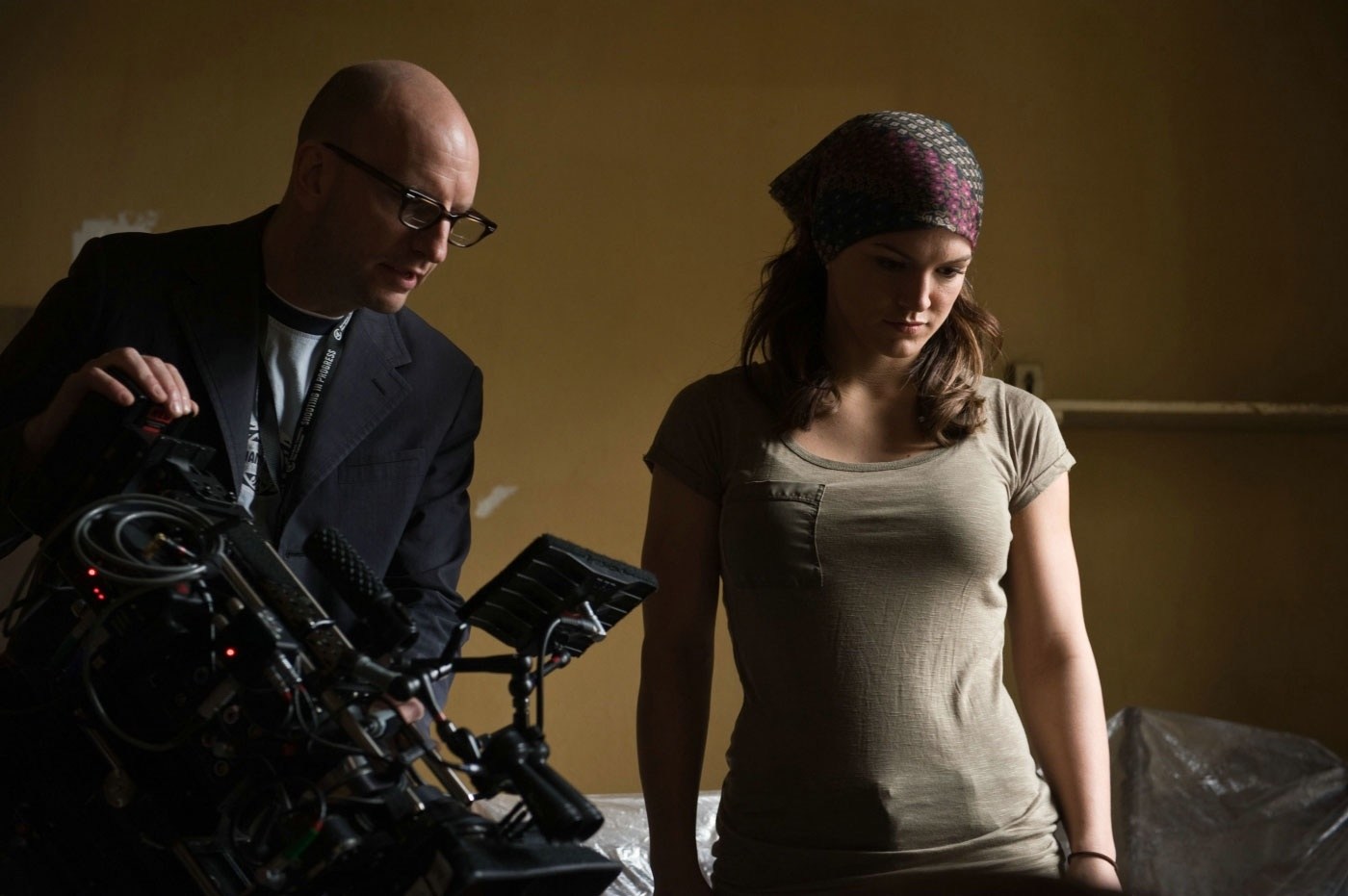 Soderbergh and Gina Behind the Scenes