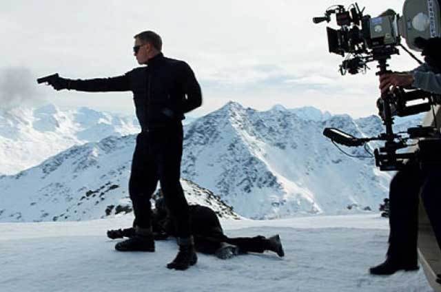 Daniel Craig in Action Behind the Scenes