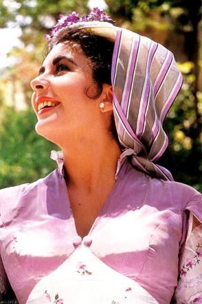 Beautiful Elizabeth Taylor on the Set - Behind the Scenes photos